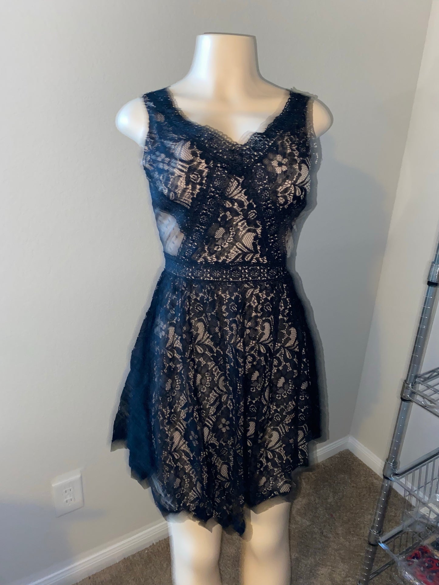 Junior's Lace V Neck Sleeveless Dress