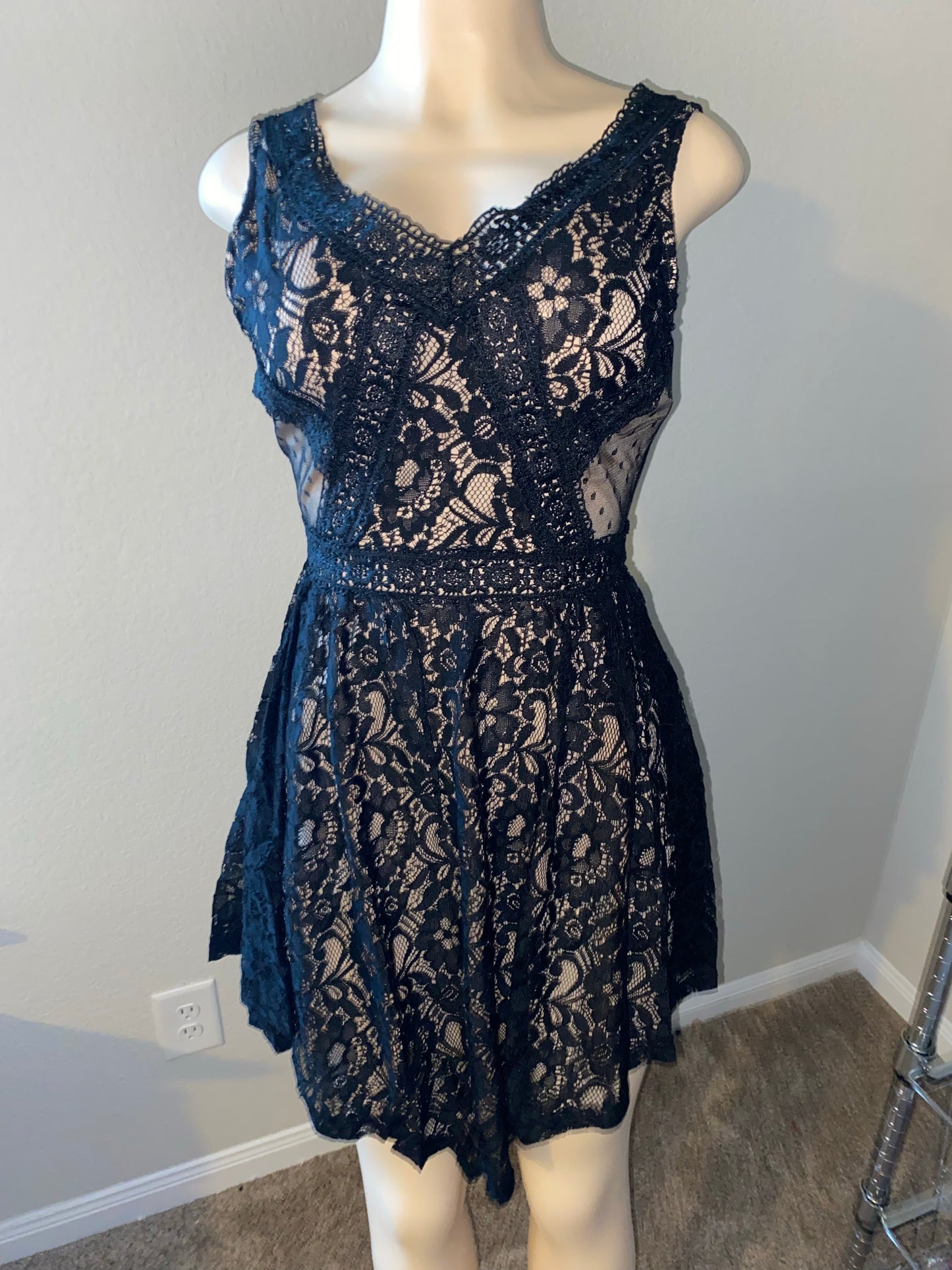 Junior's Lace V Neck Sleeveless Dress